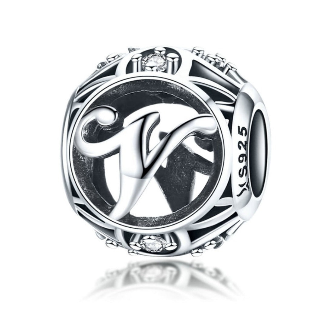 Charm Bamoer Letra V